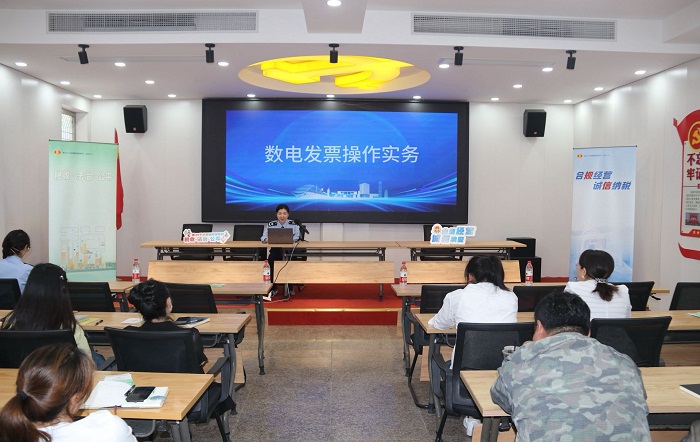 税宣赋能进乡村 政策护航促发展——宝山区税务局赴沈杨村开展政策宣传