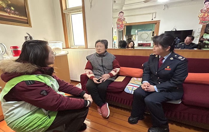 敬老爱老送温暖 税社携手献真情——宝山区税务局开展社区走访慰问活动
