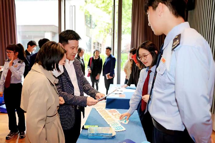 税宣进商会 服务到身边 ——宝山区税务局走进大场镇商会开展税收宣传活动