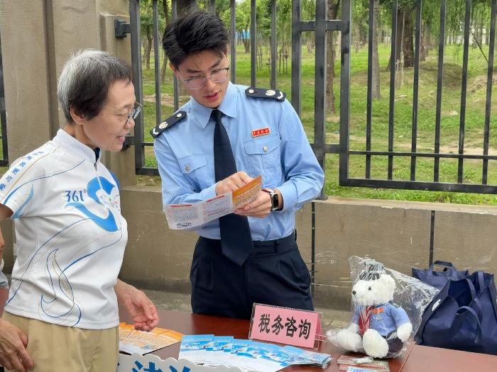 税费服务融入网络 多方共建赋能治理——宝山区税务局走进网格社区开展税收宣传活动