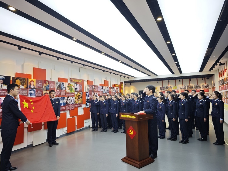 崇明区税务局组织新进公务员开展宪法宣誓暨“法治游园”宪法宣传活动