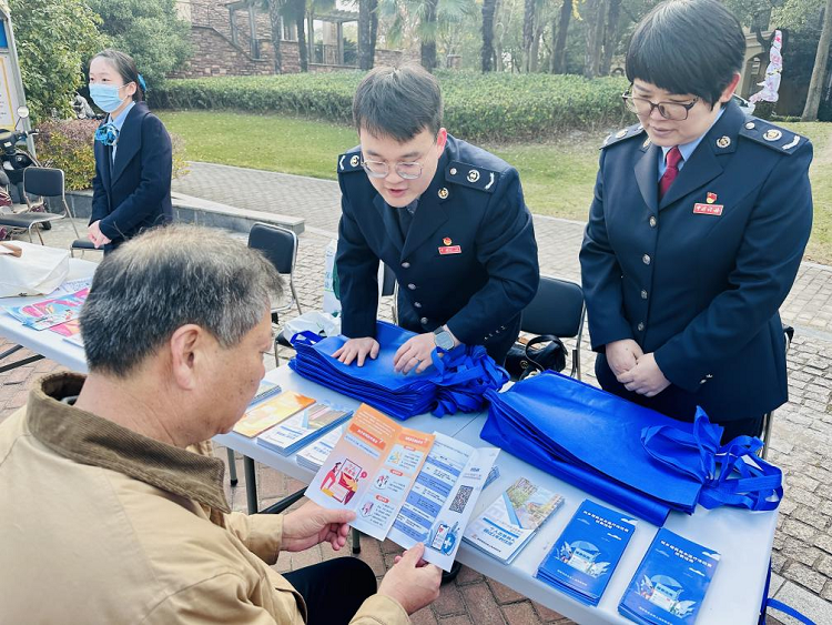 崇明区税务局开展“税法宣传进家园”志愿服务活动