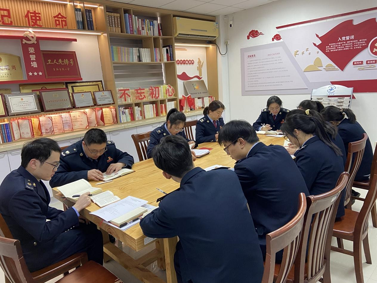 崇明区税务局第二十一税务所党支部开展“学习党的二十届四中全会精神 担当奋进新征程”主题党日活动