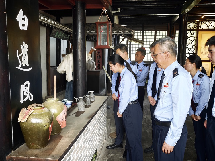 崇明区税务局第五税务所党支部开展“汲取党史奋进力量 树立和践行正确政绩观”主题党日活动