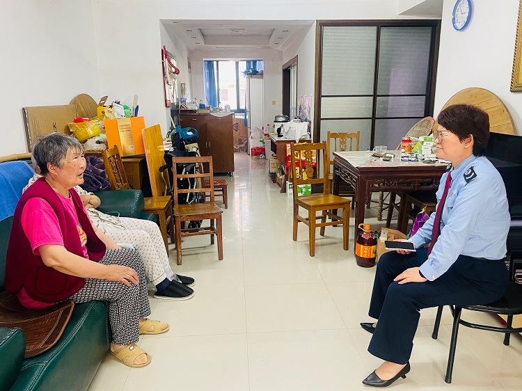 崇明区税务局党代表开展走访慰问困难党员活动
