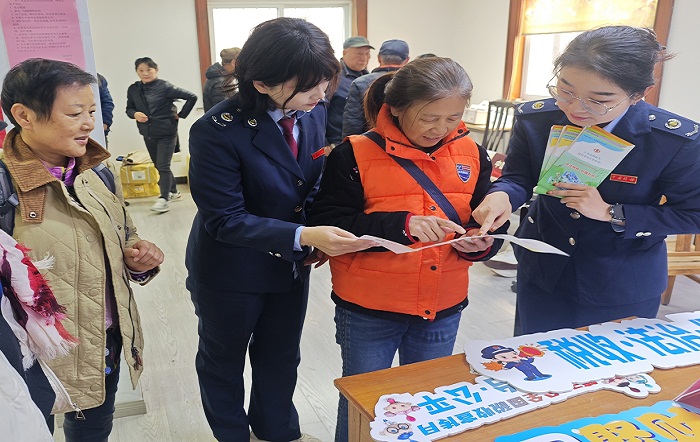 税收惠民暖人心 服务社区零距离——虹口区税务局走进社区开展税收宣传活动