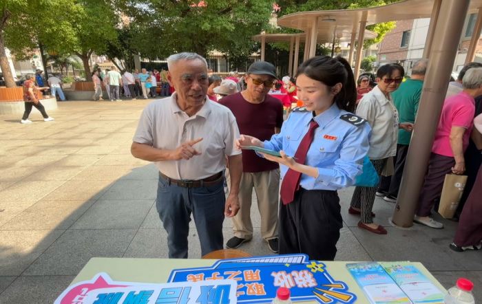 虹口区税务局走进纪念小区开展税费政策宣传活动