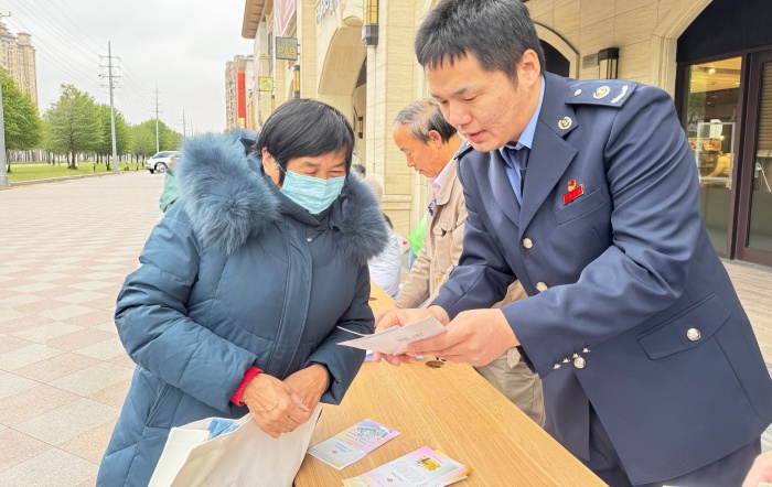 政策送到家门口 服务直通心贴心——嘉定区税务局开展税费服务进社区活动