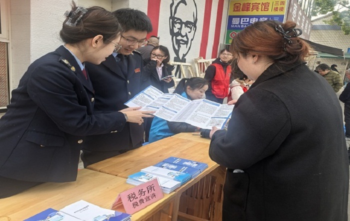 税暖社区 法润民心——金山区税务局参与第二届居商新集市税法宣传