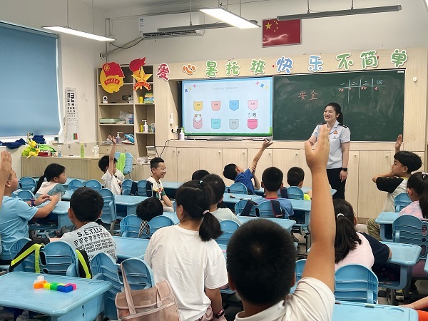 税润童心 启智成长——闵行区税务局走进爱心暑托班开展税收普法活动