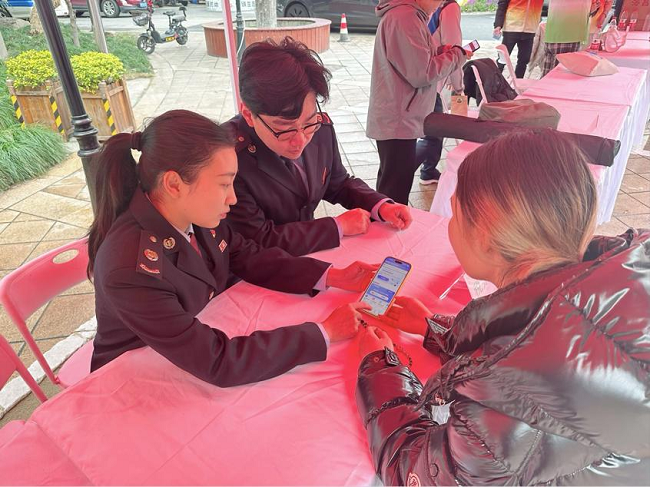 便民春风进社区——闵行区税务局开展税费服务活动