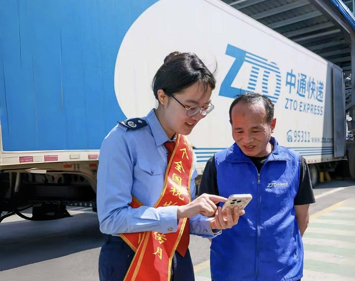 税宣与快递“同行”，打造“移动宣传阵地”