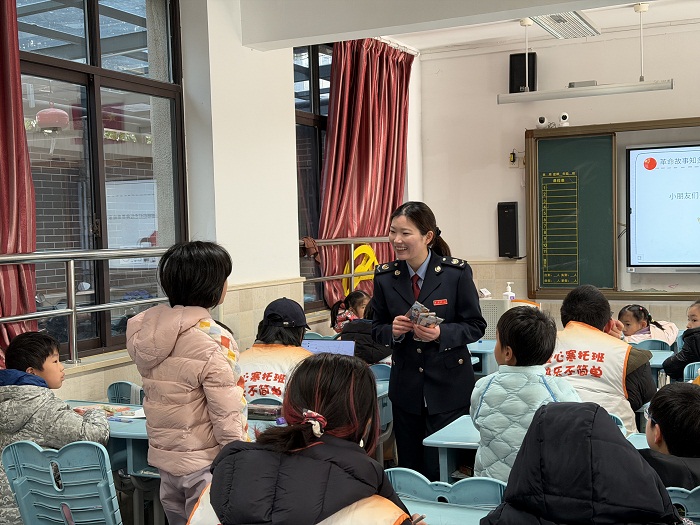 党史润童心 税语伴成长——静安区税务局走进爱心寒托班