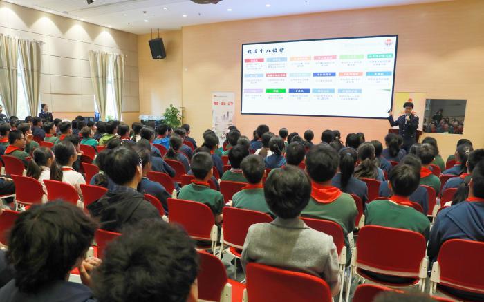 青浦区税务局赴上海宋庆龄学校开展税收宣传活动