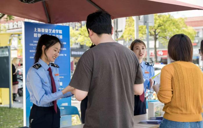 松江区税务局开展“税惠相伴 职引未来” 毕业季税收宣传活动