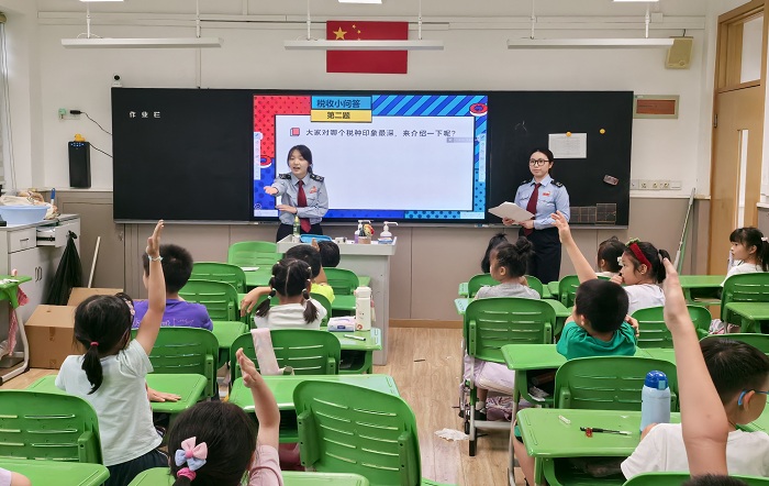 徐汇区税务局开展“税润童心护传承，与税同行伴成长”税收宣传活动