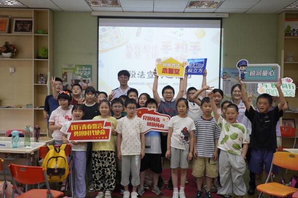 青税助力乐学一“夏”——杨浦税务青年干部积极参加“爱心暑托班”志愿活动